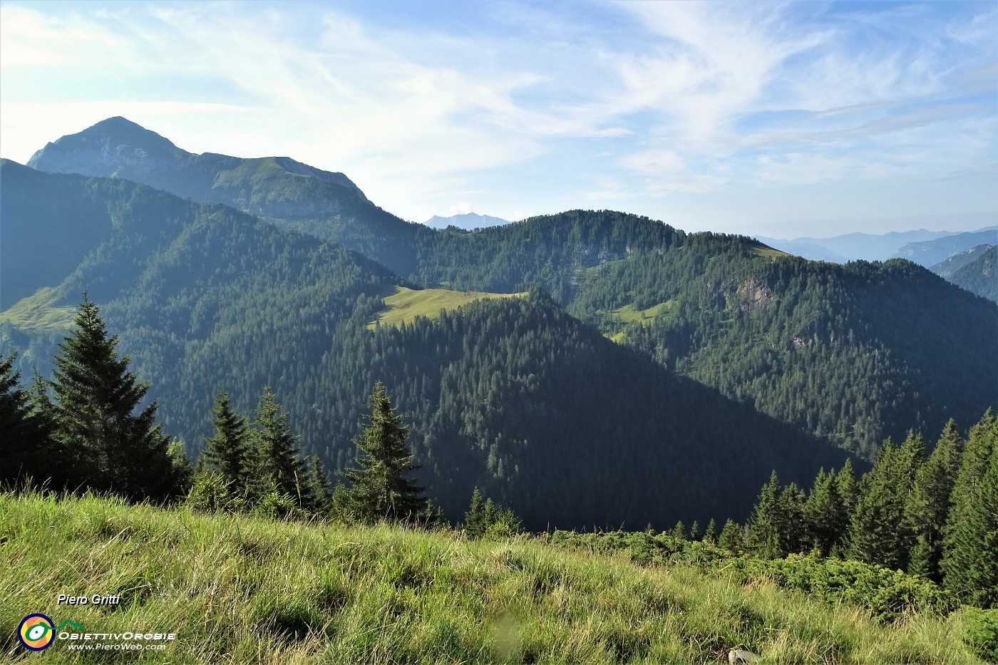 16 Vista verso il Monte Cvallo con la lunga cresta della Val Terzera.JPG